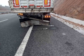 Otoyolda otomobil kamyona arkadan çarparak yandı; 1 yaralı