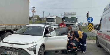 Kırmızı ışıkta beklerken tırın çarptığı otomobil sürücüsü yaralandı