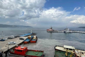 Çanakkale Boğazı sisin etkisini yitirmesiyle transit gemi geçişlerine açıldı