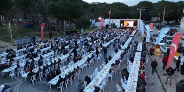 Gömeç’te Balıkesir Büyükşehir Belediyesi’nin iftarına vatandaş akını