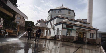 Cami bahçeleri ve duraklar yıkanarak temizlendi