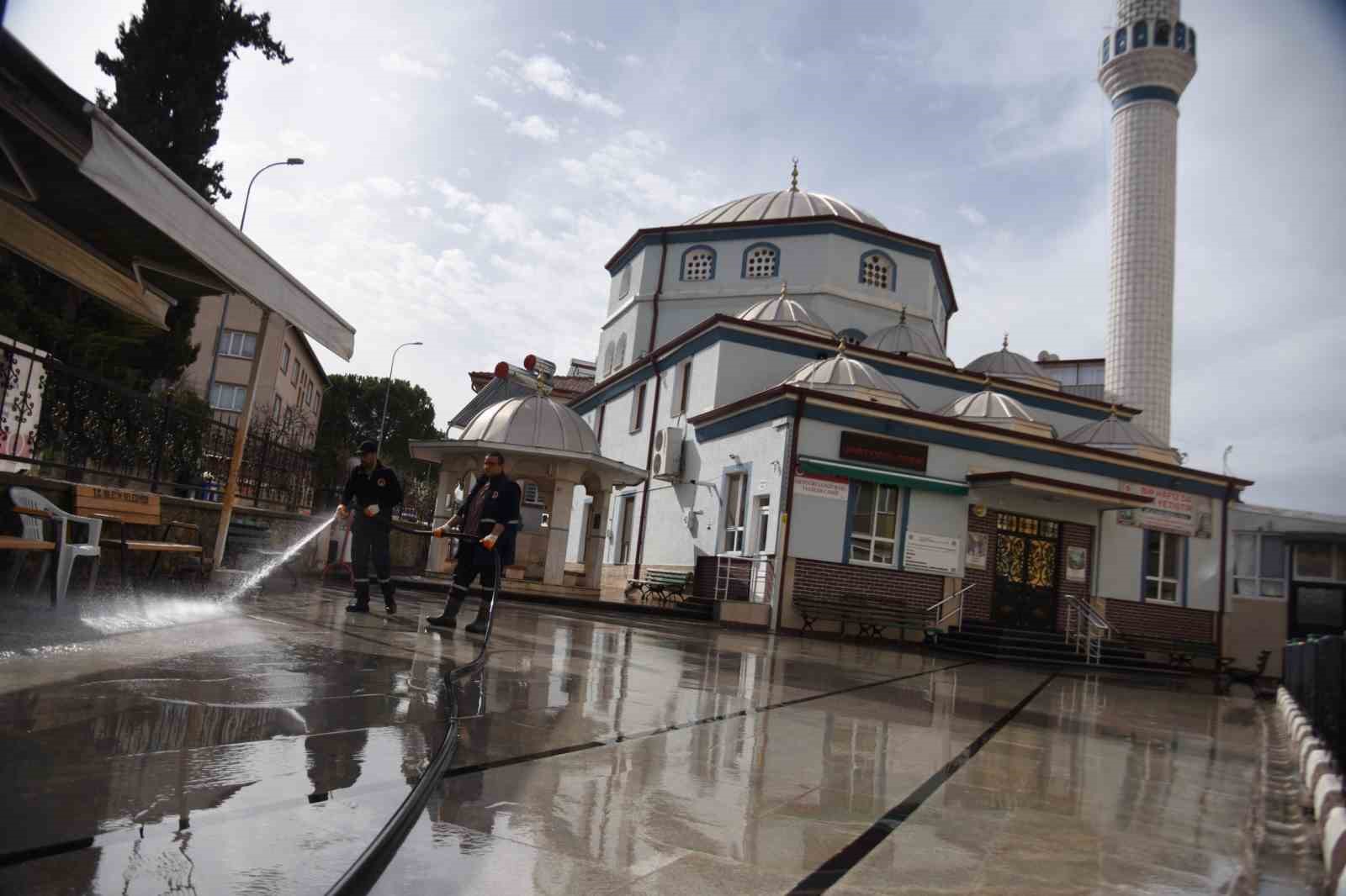 Cami bahçeleri ve duraklar yıkanarak temizlendi