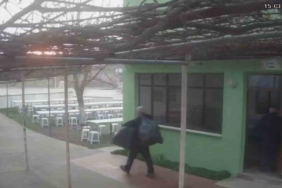 Çanakkale’de camiden 100 yıllık tarihi halıları sırtlayıp çalan şüpheli kameraya yansıdı