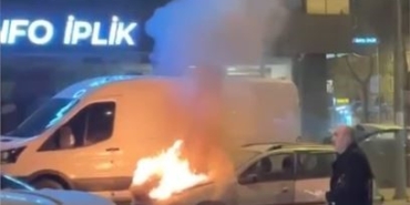 Bayrampaşa’da alev alev yanan araca vatandaşlar müdahale etti