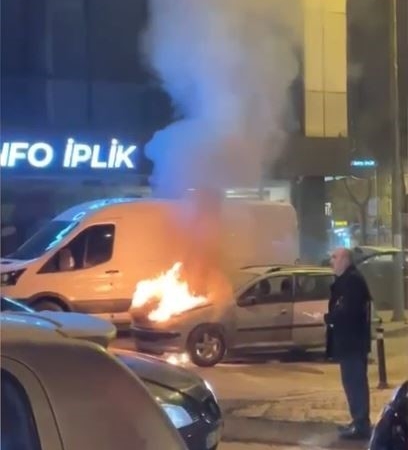 Bayrampaşa’da alev alev yanan araca vatandaşlar müdahale etti