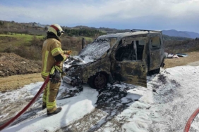 Seyir halindeki araç alevlere teslim oldu, muhtar ölümden döndü