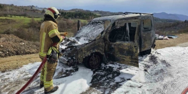 Seyir halindeki araç alevlere teslim oldu, muhtar ölümden döndü