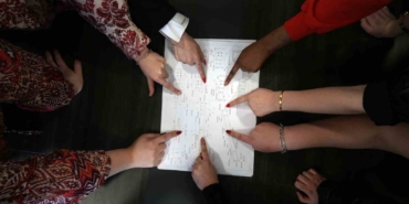 Tonlarca ağırlıktaki çeliklerin projelerine ojeli parmaklarıyla yön veriyorlar