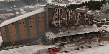 Uludağ’da yanan otel günün ağırınca dronla böyle görüntülendi