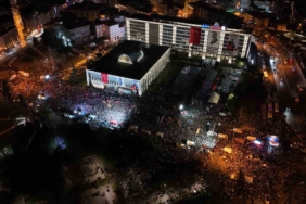 İBB binası önündeki kalabalık havadan görüntülendi