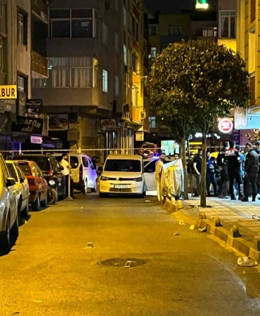 Bağcılar’da motosikleti şüpheliler iki kişiye silahlı saldırı düzenledi: 1 ölü, 1 yaralı