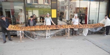 7 metrelik pide görenleri hayrete düşürdü