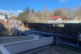 Sarıyer’de freni patlayan demir yüklü tır devrildi: 1 yaralı