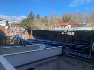 Sarıyer’de freni patlayan demir yüklü tır devrildi: 1 yaralı