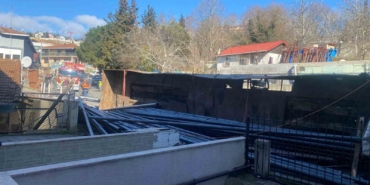 Sarıyer’de freni patlayan demir yüklü tır devrildi: 1 yaralı