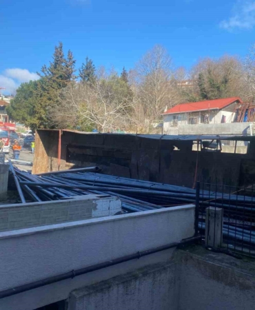 Sarıyer’de freni patlayan demir yüklü tır devrildi: 1 yaralı