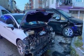 İftara dakikalar kala 2 araç kafa kafaya çarpıştı: 4 yaralı