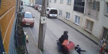 Yola fırlayan çocuğa motosikletli kurye çarptı