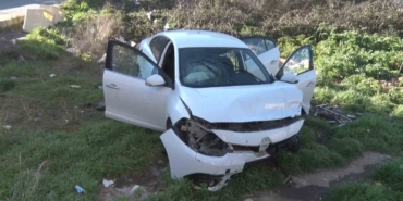 Ataşehir’de bilincini kaybeden sürücü araçlara çarparak durdu