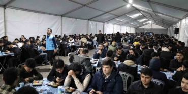 Farklı renklerdeki binler aynı sofrada oruç açtı