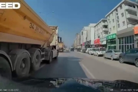 Otomobilin önüne manevra yapan kamyon kamerada