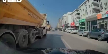 Otomobilin önüne manevra yapan kamyon kamerada