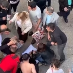 Sokak ortasında sırtından bıçaklandı