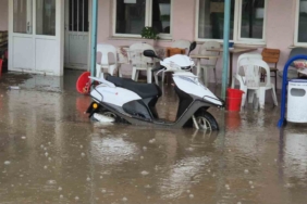 Kahvehaneyi su bastı, vatandaşlar sandalyelerle kurtuldu