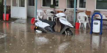 Kahvehaneyi su bastı, vatandaşlar sandalyelerle kurtuldu