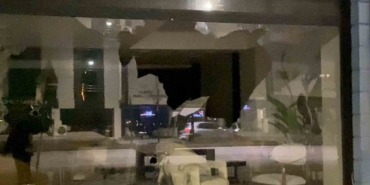 Motosikletli şahıs mağaza camını taşla kırdı