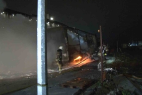 Arnavutköy’de 2 tır alev alev yandı