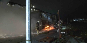 Arnavutköy’de 2 tır alev alev yandı