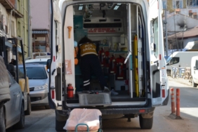 Direksiyon hakimiyetini kaybetti, park halindeki araca çarptı