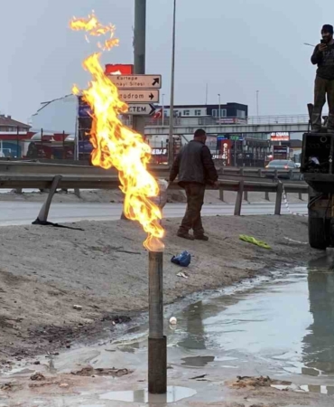 Kartepe’de yer altından yine gaz çıktı, ekipler kontrollü olarak yaktı