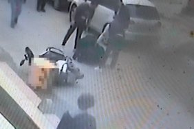 Köpeklerden kaçmaya çalışan motokurye kaza yaptı