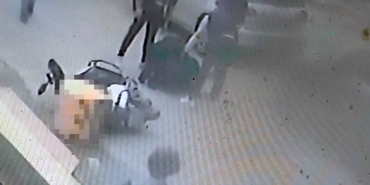 Köpeklerden kaçmaya çalışan motokurye kaza yaptı