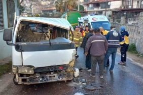 Kamyonet, kamyonla kafa kafa çarpıştı: 1 yaralı