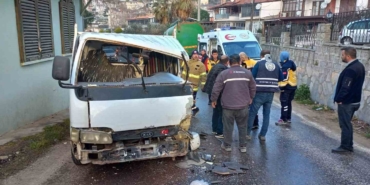 Kamyonet, kamyonla kafa kafa çarpıştı: 1 yaralı