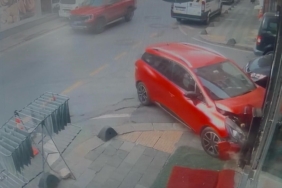 Çekmeköy’de sürücü panik yapınca doğalgaz kutusuna çarptı, o anlar kameraya yansıdı
