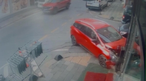 Çekmeköy’de sürücü panik yapınca doğalgaz kutusuna çarptı, o anlar kameraya yansıdı