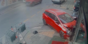 Çekmeköy’de sürücü panik yapınca doğalgaz kutusuna çarptı, o anlar kameraya yansıdı