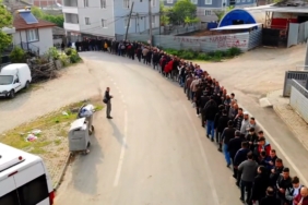 Bayramlaşma kuyruğu 1 kilometreyi buldu