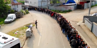 Bayramlaşma kuyruğu 1 kilometreyi buldu