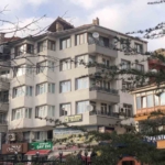 Gemlik’te şiddetli rüzgar terastaki sediri uçurdu