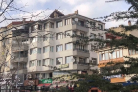 Gemlik’te şiddetli rüzgar terastaki sediri uçurdu