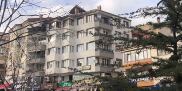 Gemlik’te şiddetli rüzgar terastaki sediri uçurdu