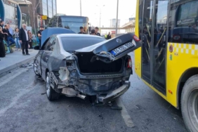 Avcılar’da otomobil önce İETT otobüsüne sonra bariyerlere çarptı: 2 yaralı
