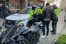 Trafiği tehlikeye attı, plakayı kapattı, cezayı yedi