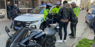 Trafiği tehlikeye attı, plakayı kapattı, cezayı yedi