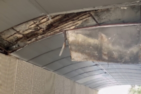 Büyükçekmece’de alt geçitten düşen parçalar araçlara zarar verdi